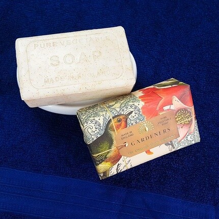 The English Soap Company Юбилейное обернутое мыло-кусок отшелушивающее мыло с маслом ши 190 г Gardeners с ароматом розового грейпфрута — фото 3