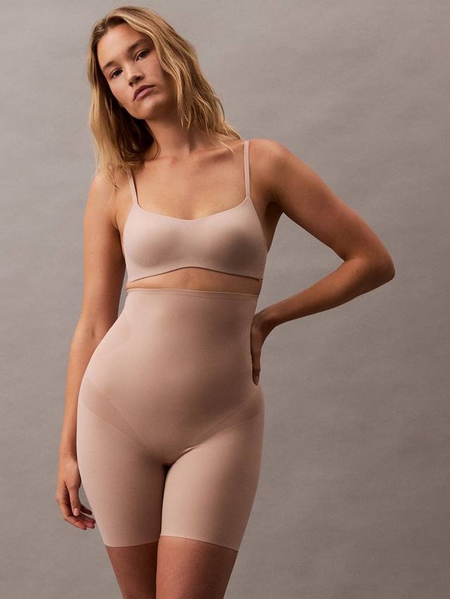 

Stay-Put Stretch шорты-утягивающие до середины бедра Calvin Klein, Natural