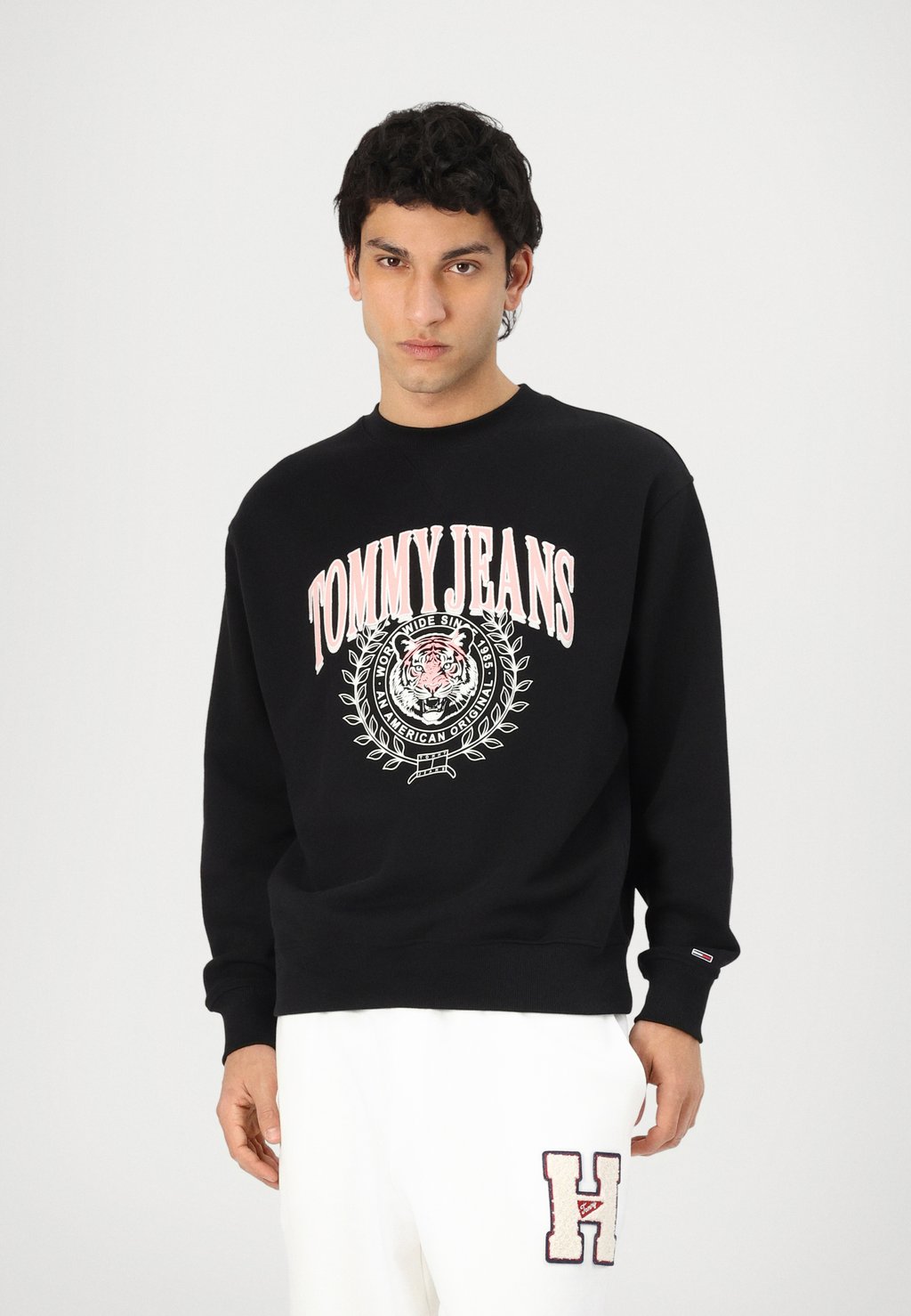 

Толстовка VARSITY TIGER CREW Tommy Jeans, черный