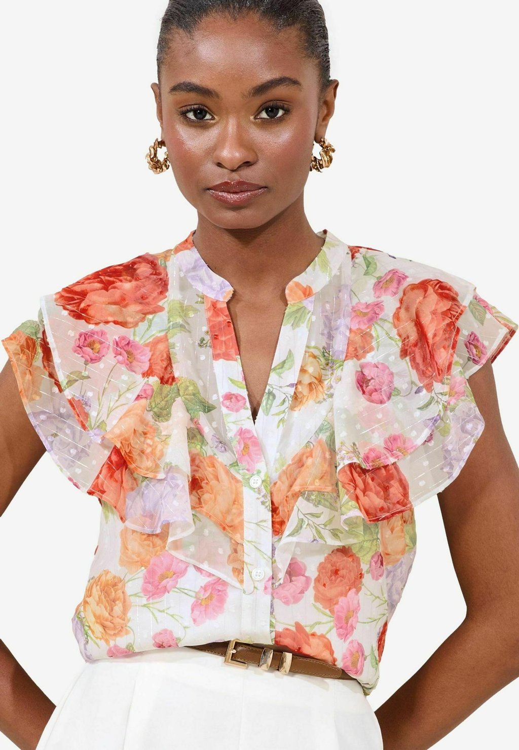 

Блузка на пуговицах REGULAR FIT PRINTED RUFFLE SHORT SLEEVE GRANDAD COLLAR Lipsy, белый