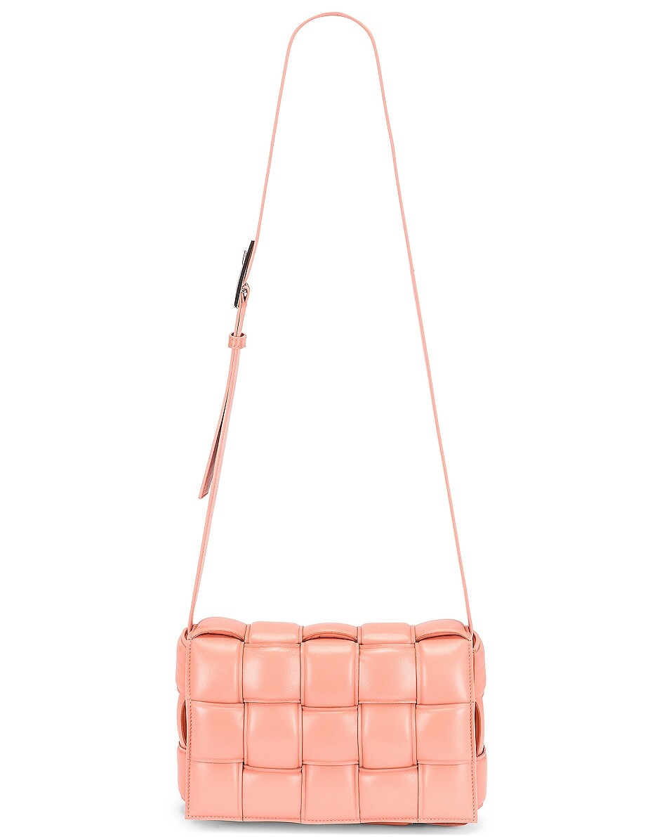 

Сумка кросс-боди Bottega Veneta Padded Cassette, цвет Peachy & Silver