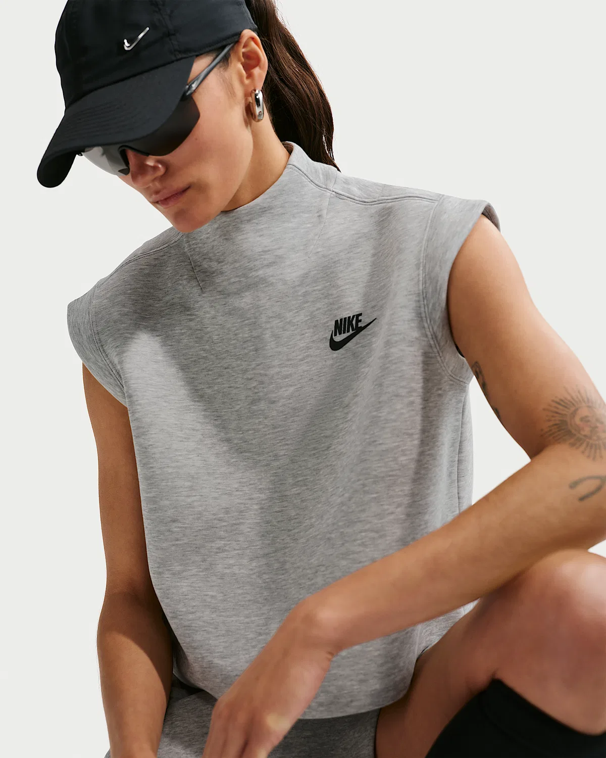Женский топ с коротким рукавом Nike Sportswear Tech Fleece, Dark Grey Heather/Black — фото 3
