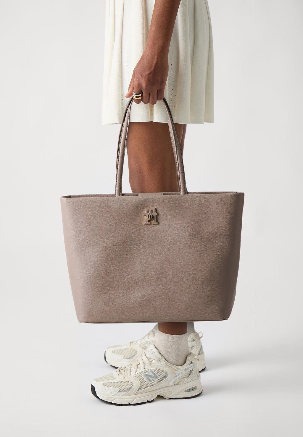 

Сумка для покупок MODERN TOTE Tommy Hilfiger, серо-коричневый