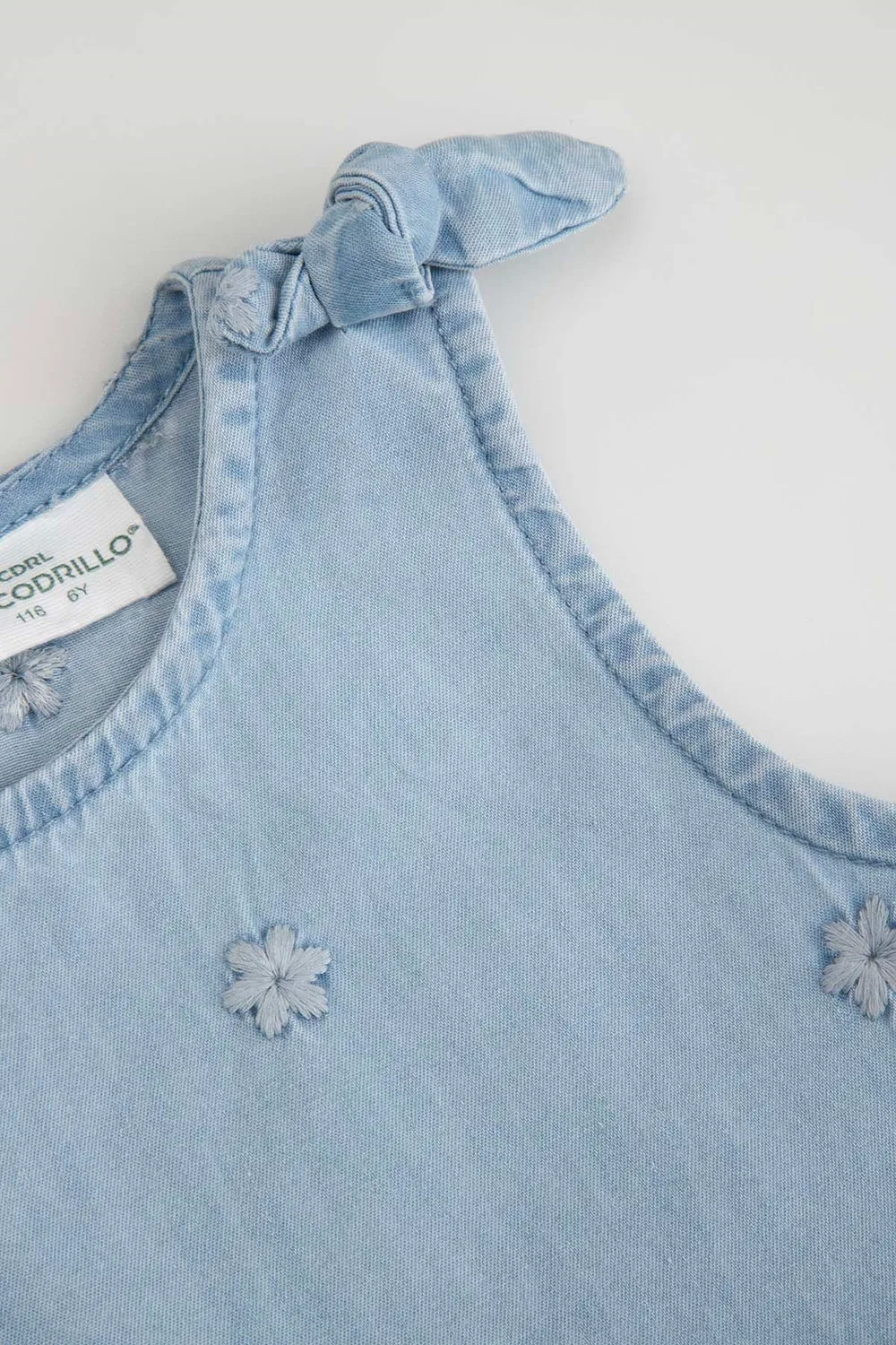 Джинсовое платье с вышивкой Coccodrillo, синее — фото 4