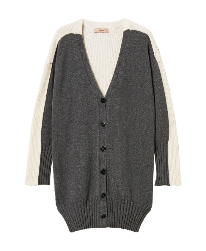 

Пуловер серого цвета с V-образным вырезом и цветовыми блоками. Twinset, серый