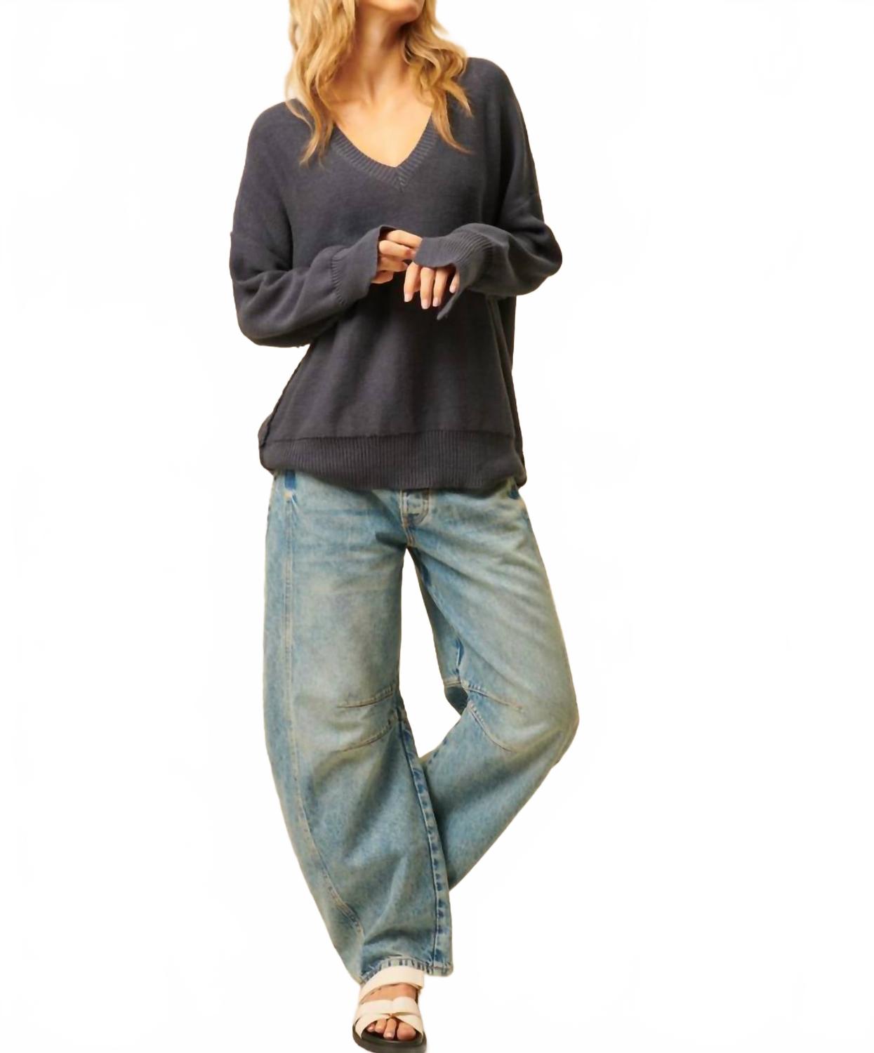 

Эйвери свитер с V-образным вырезом в оксфордском синем JOHN + JENN