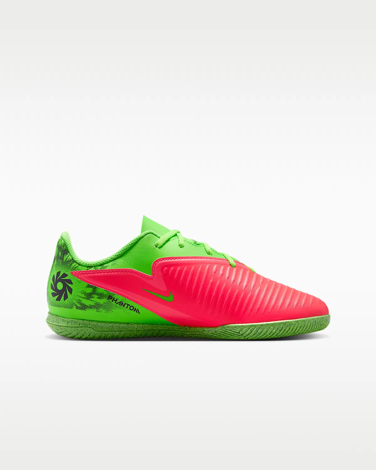 Детские кроссовки для зала Nike Jr. Phantom 6 Low Club "Erling Haaland", Hot Punch/Green Strike/Black — фото 3