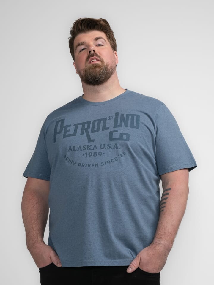 

Футболка Petrol Industries T-Shirt mit Aufdruck, цвет Plus Size SukaGrau