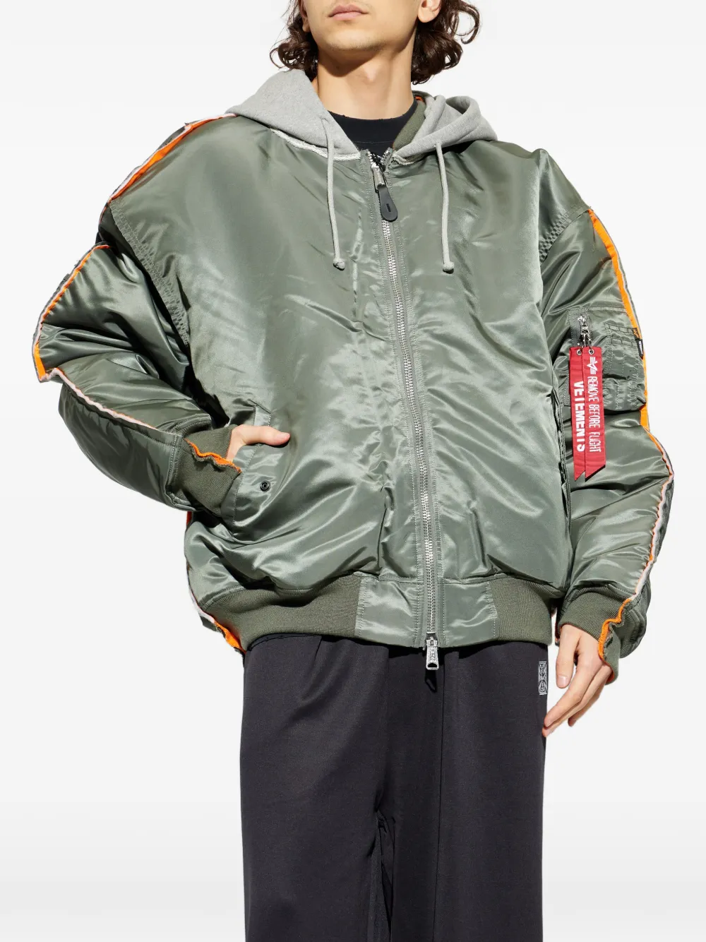 Бомбер с капюшоном X Alpha Industries Vetements, зеленый — фото 3