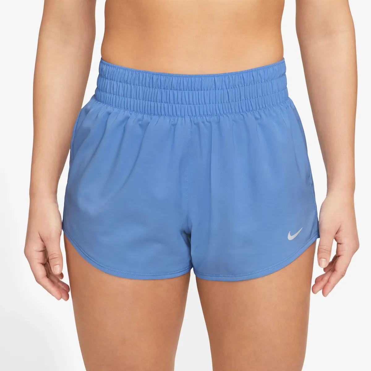 

Шорты для тренинга Nike "DRI-FIT ONE ЖЕНСКИЕ ШОРТЫ СО СРЕДНЕЙ ПОСАДКОЙ НА ПОДКЛАДКЕ", цвет Polar/Reflective Silv