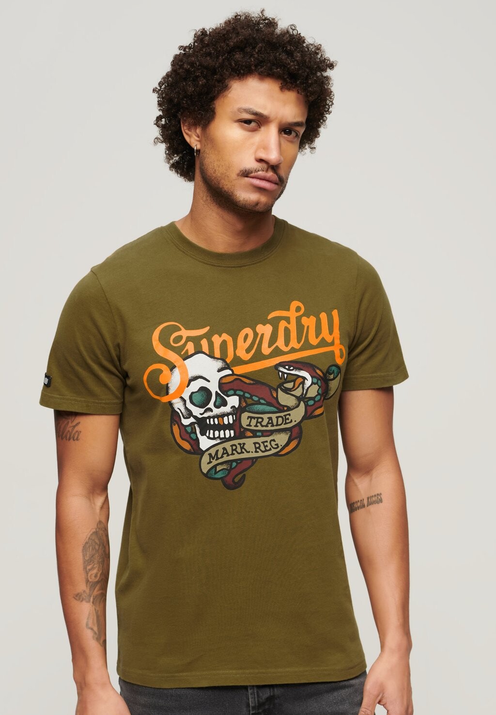 

Футболка с принтом TATTOO SCRIPT Superdry, цвет fir green