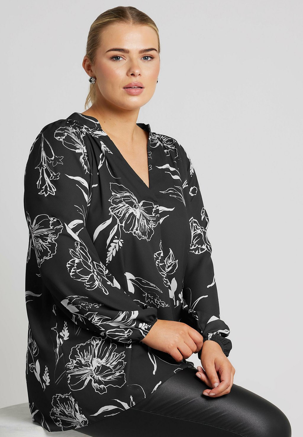 

Блуза FLORAL Yours Clothing, черный