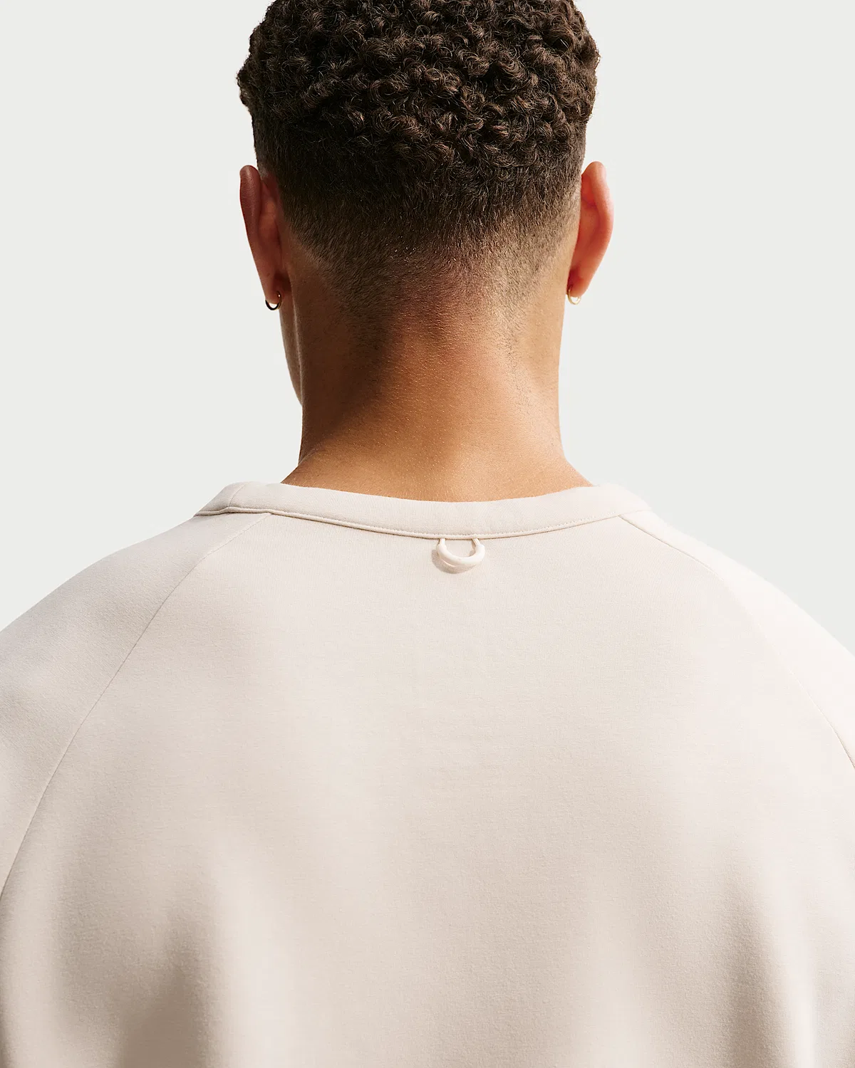 Мужская футболка Nike 24.7 ImpossiblySoft Dri-FIT Crew, Light Orewood Brown/Sail/Light Iron Ore — фото 2