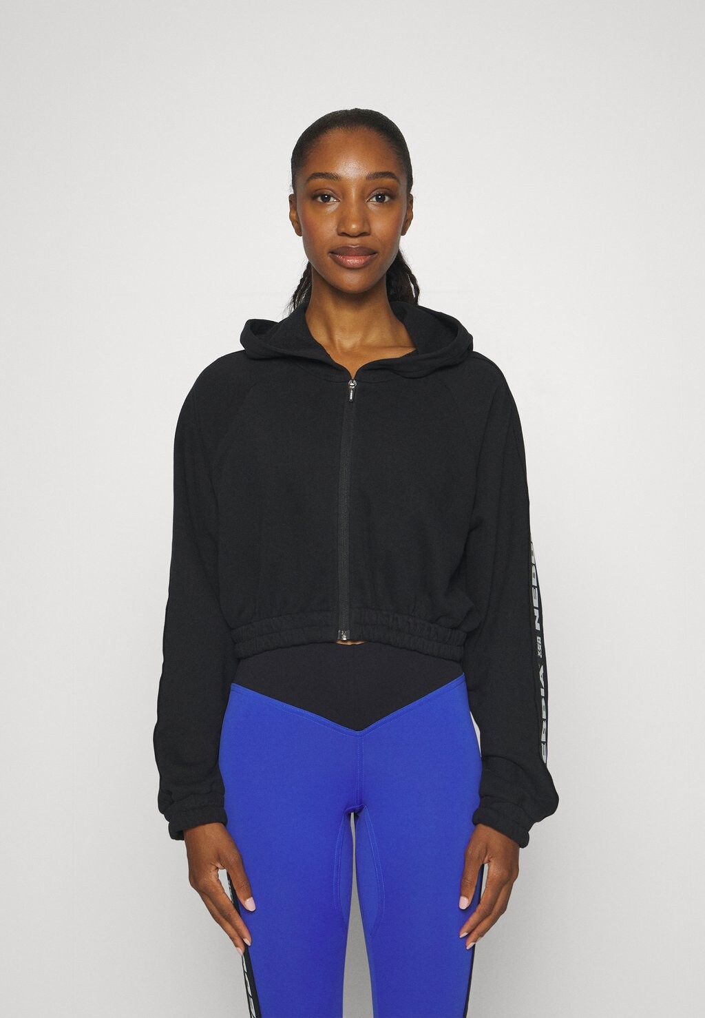 

Толстовка WOMEN CROPPED HOODIE Nebbia, цвет black