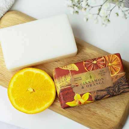 Anniversary Wrapped Soap Bar Увлажняющее мыло с корицей и маслом ши 190 г - Аромат корицы и апельсина The English Soap Company — фото 3