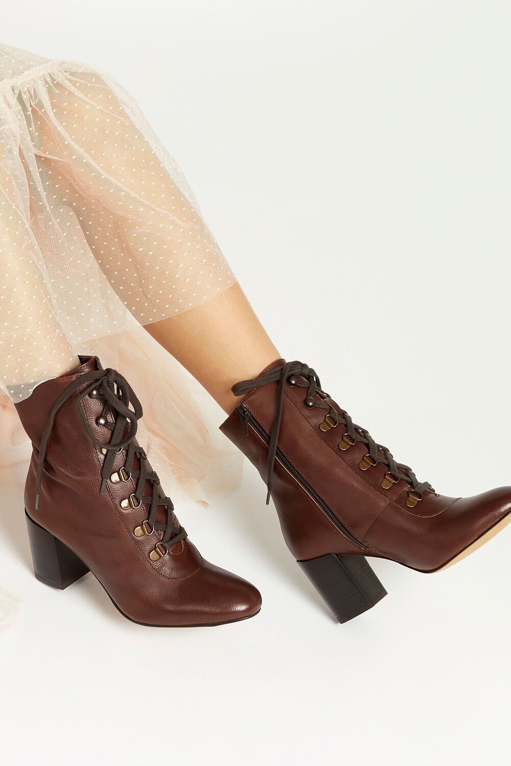 Liana Lace-Up Женские ботильоны на высоком каблуке Jones Bootmaker, коричневый