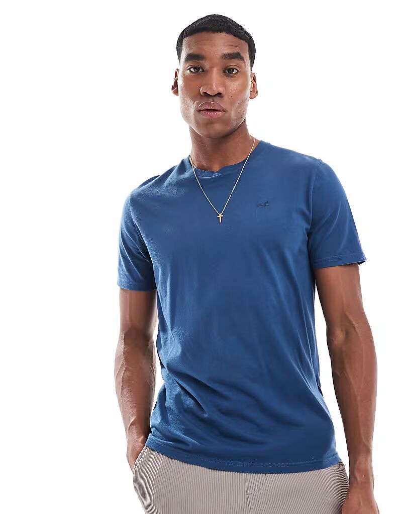 

Футболка Hollister slim fit в сине-зеленом цвете с фирменной символикой