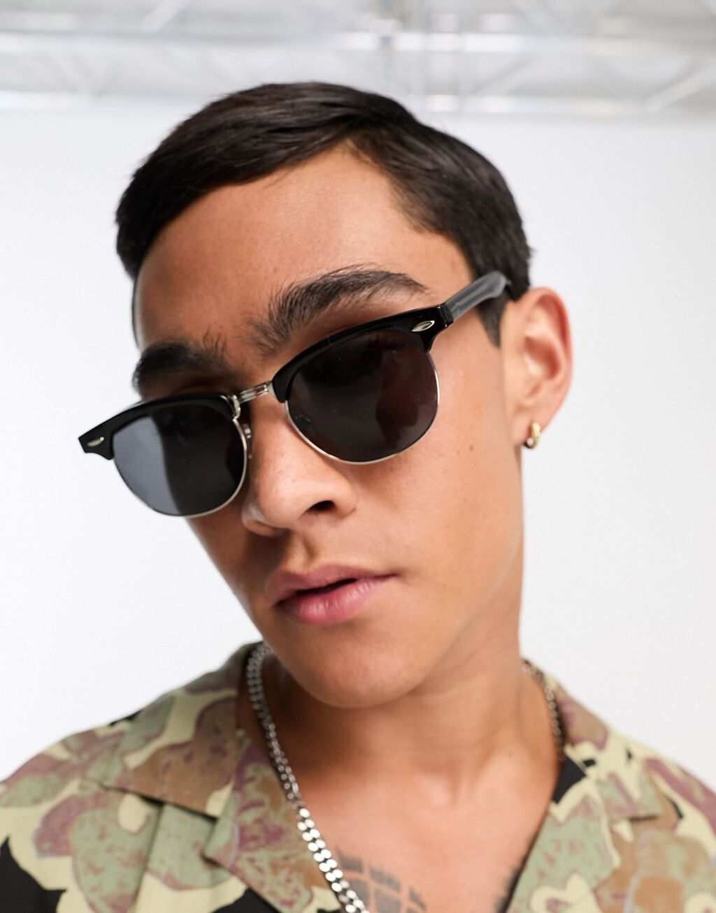 

Черные солнцезащитные очки в стиле ретро с дымчатыми линзами ASOS DESIGN