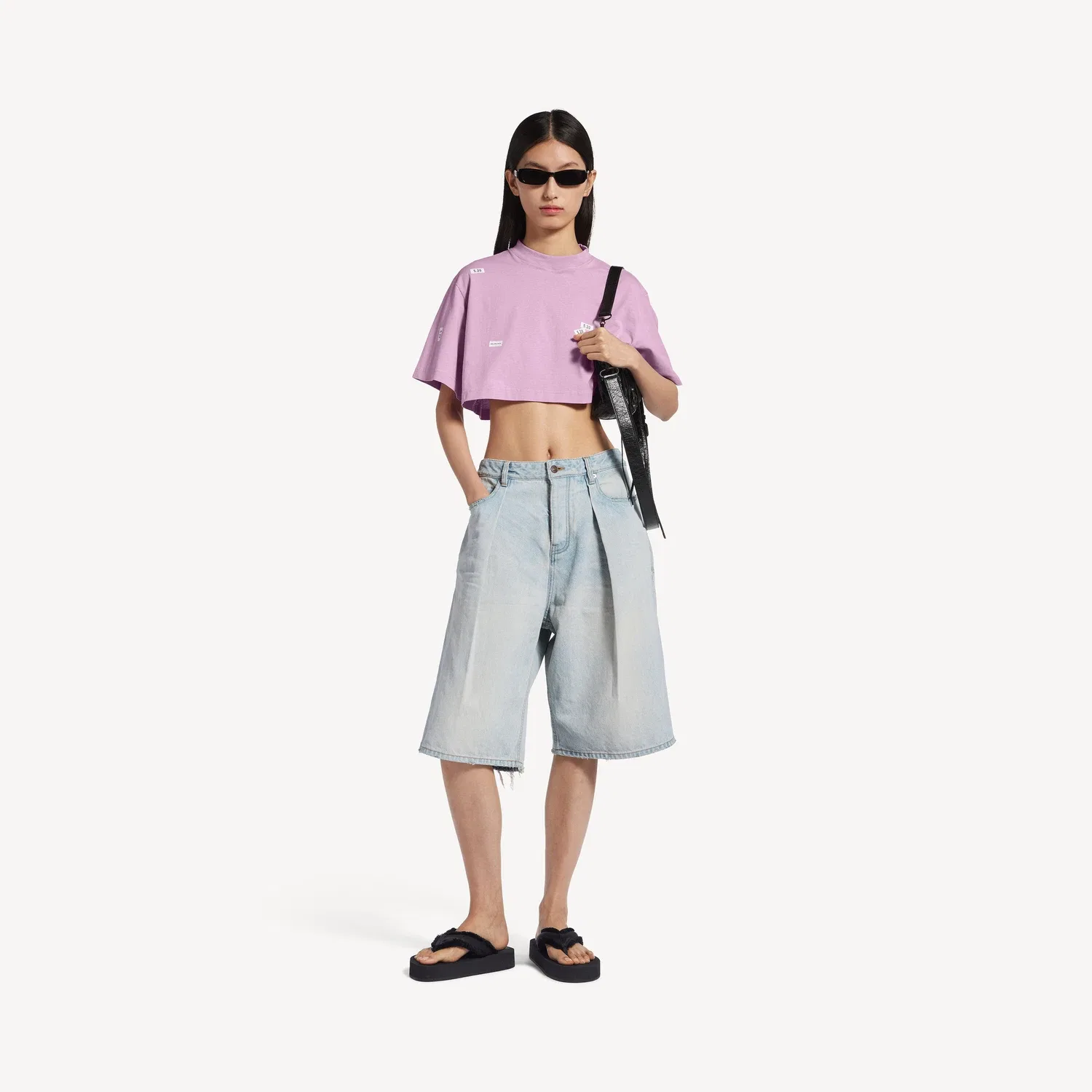 Женская укороченная футболка с 520 наклейками BALENCIAGA в розовом/белом цвете — фото 2