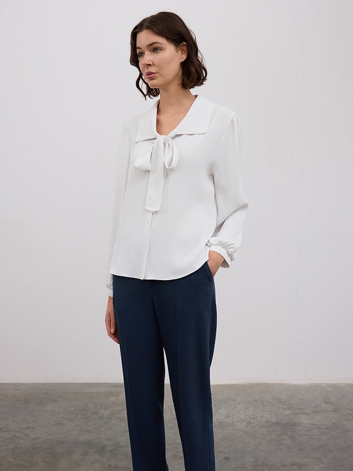 

Блузка белого цвета BGN