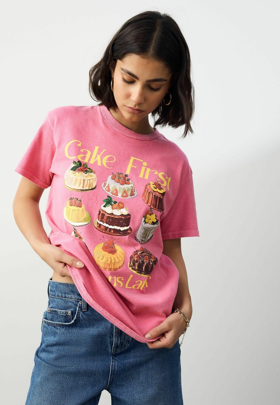 

Футболка Next WASHED CAKE SWEET TREATS FOOD GRAPHIC SHORT SLEEVE CREW NECK , Raspberry Pink/Pink, Серый, Футболка Next WASHED CAKE SWEET TREATS FOOD GRAPHIC SHORT SLEEVE CREW NECK , Raspberry Pink/Pink