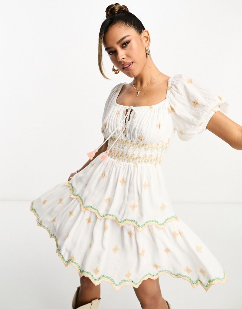 

Белое ярусное пляжное платье мини с вышивкой River Island