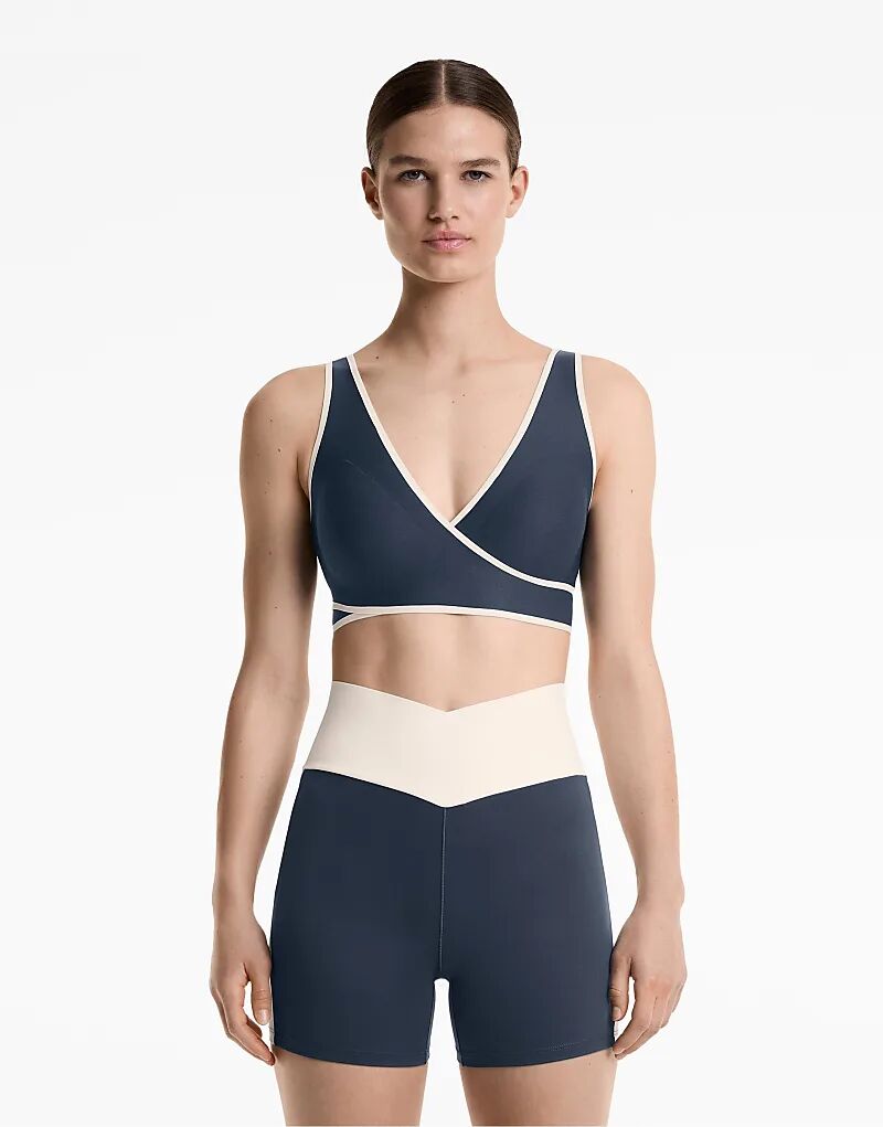 

Спортивный бюстгальтер средней поддержки Oysho Perfect-adapt Crossover темно-синего цвета