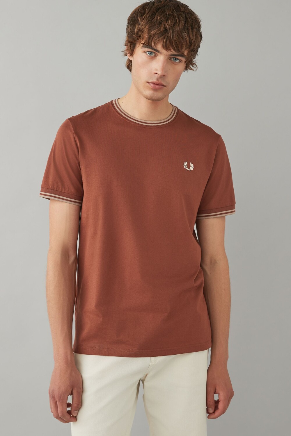 

Футболка с логотипом и двумя наконечниками Fred Perry, коричневый