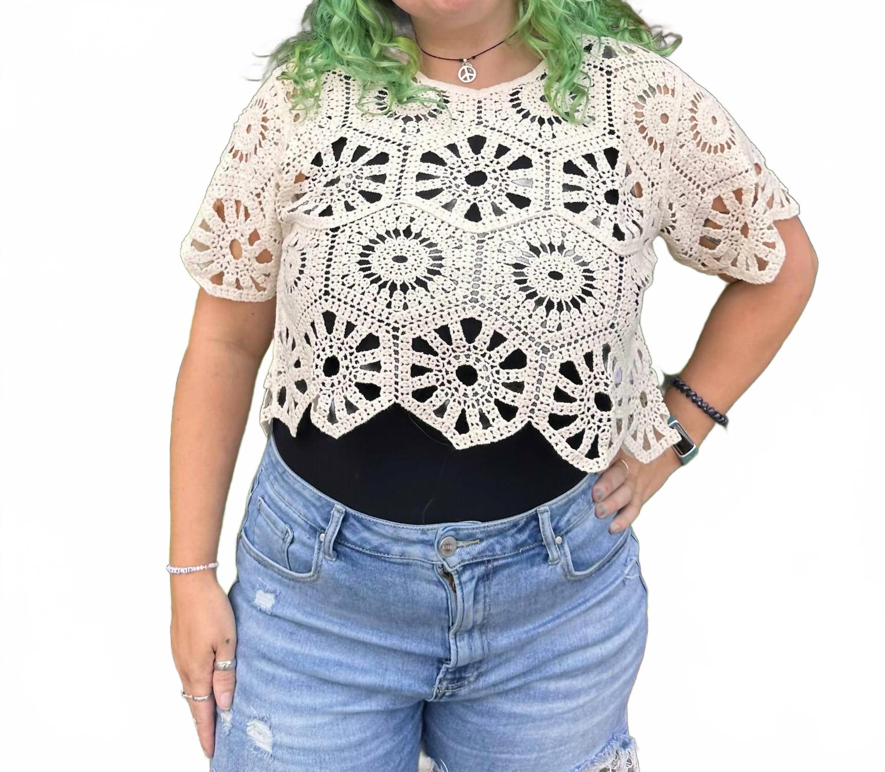 

Женский топ Kaitlyn с коротким рукавом и вязаным узором в бежевом цвете Adora