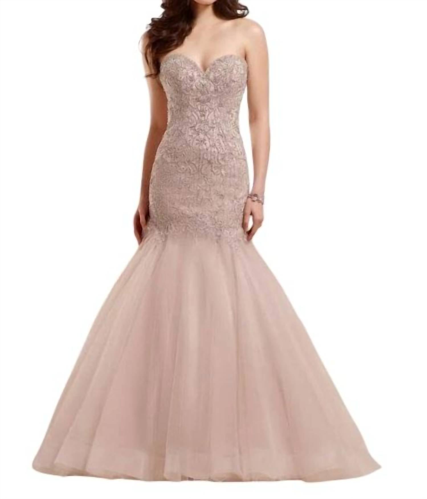 

Свадебное платье Fit And Flare с юбкой из тюля цвета слоновой кости на фоне москато Essence of Australia