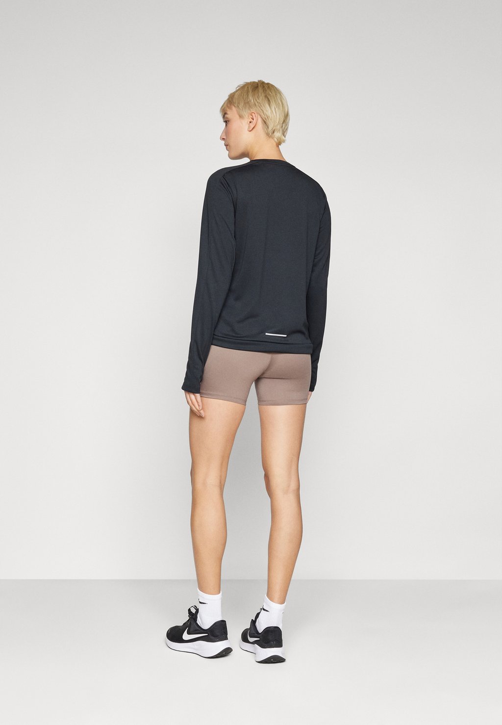 Леггинсы SWIFT SHORT Nike Performance, серо-коричневый — фото 3