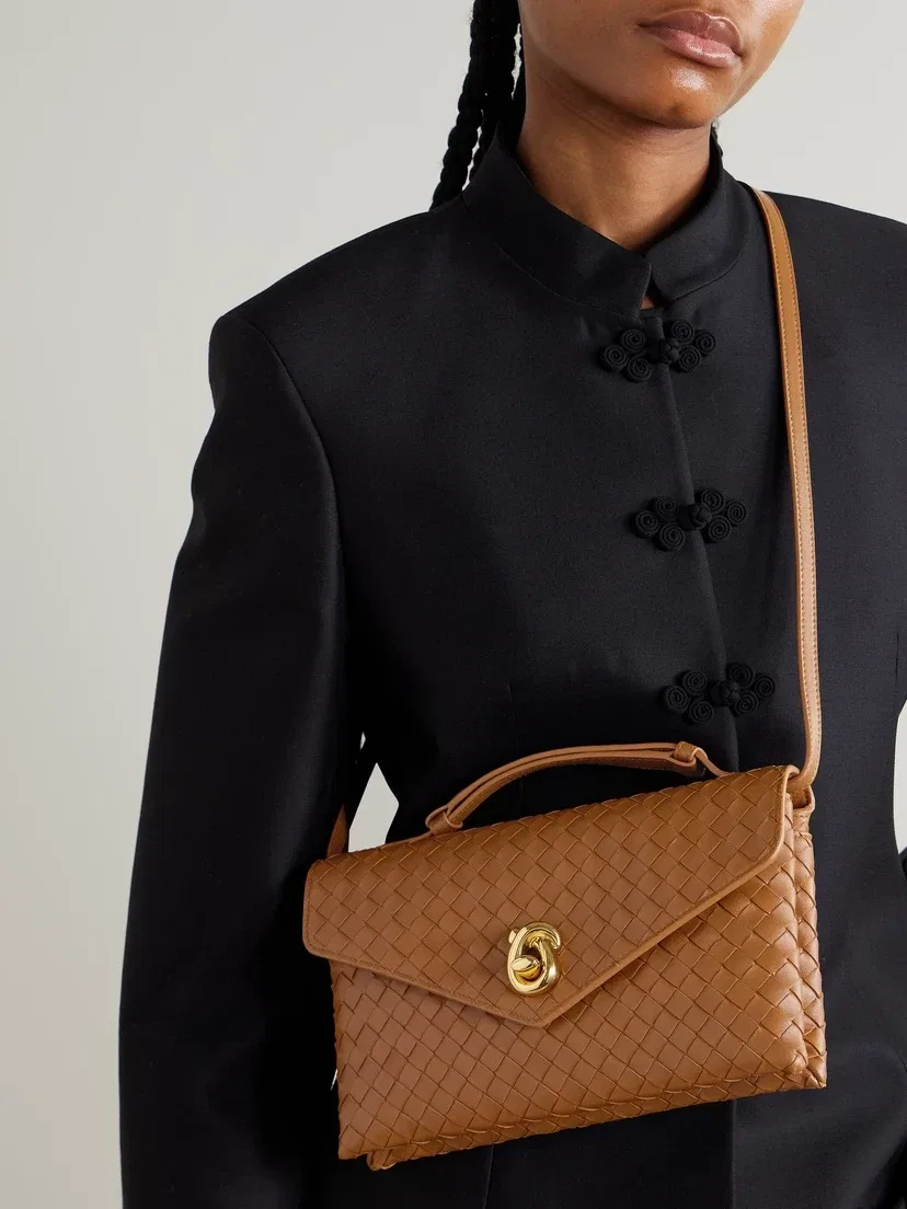 Сумка на плечо средняя из кожи Intrecciato Knot Lock BOTTEGA VENETA, коричневый — фото 2