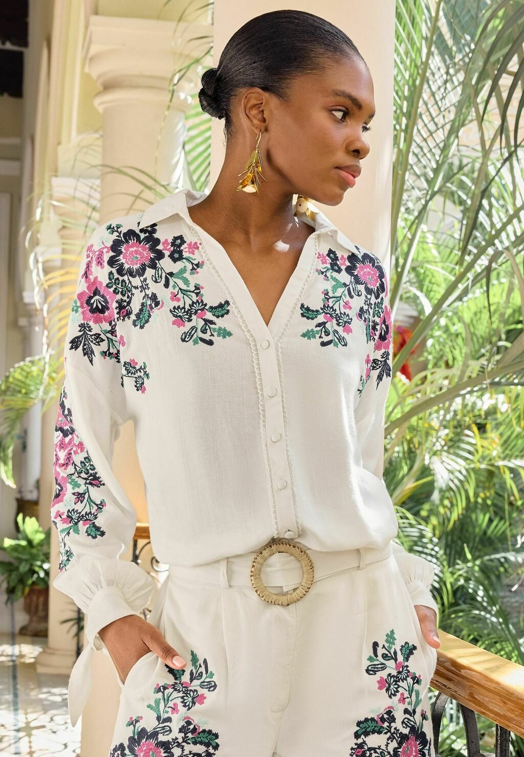 

Блузка-рубашка Embroidered Through Love & Roses, белая