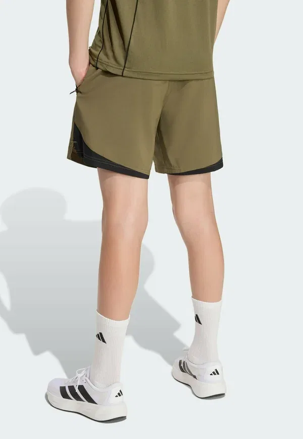 Шорты спортивные Adidas Sportswear Tech Apparel, оливковый страта/черный/отражающий серебристый — фото 2