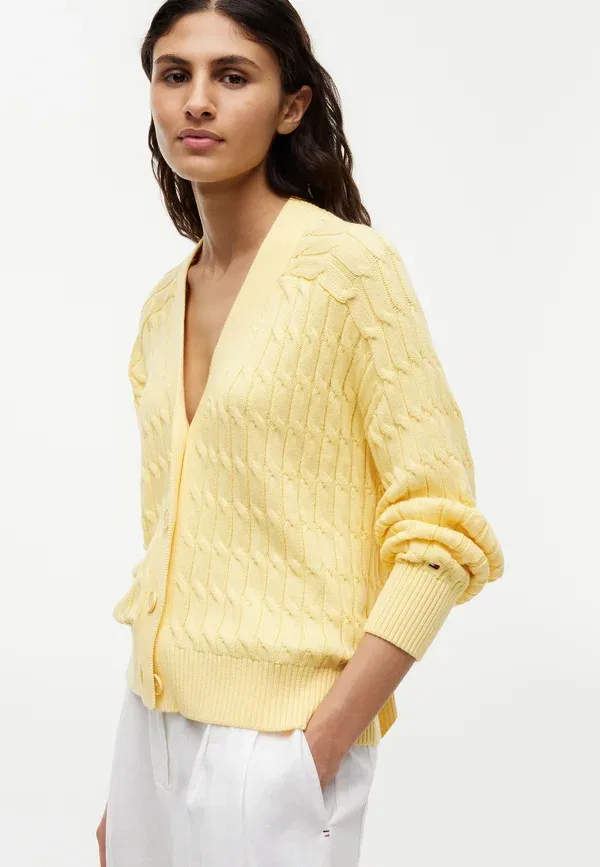 Кардиган Tommy Hilfiger Cable v neckk cardi, цвет цитронелла — фото 4