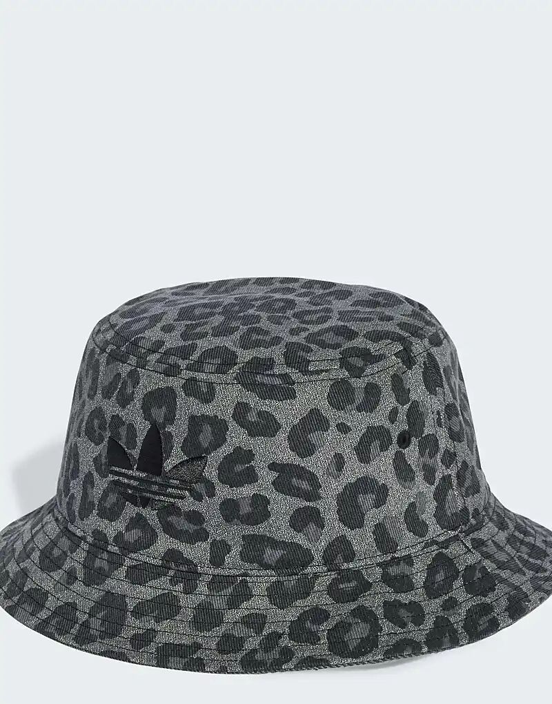 

Панама adidas Originals Leopard в карбоновом и черном цвете