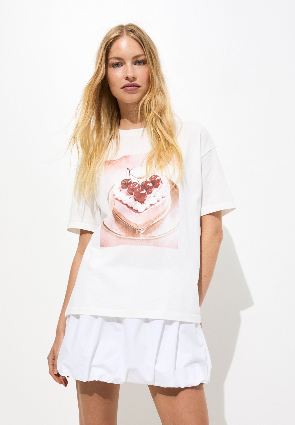 

Принт на футболке SHORT SLEEVE CHERRY PULL&BEAR, белый
