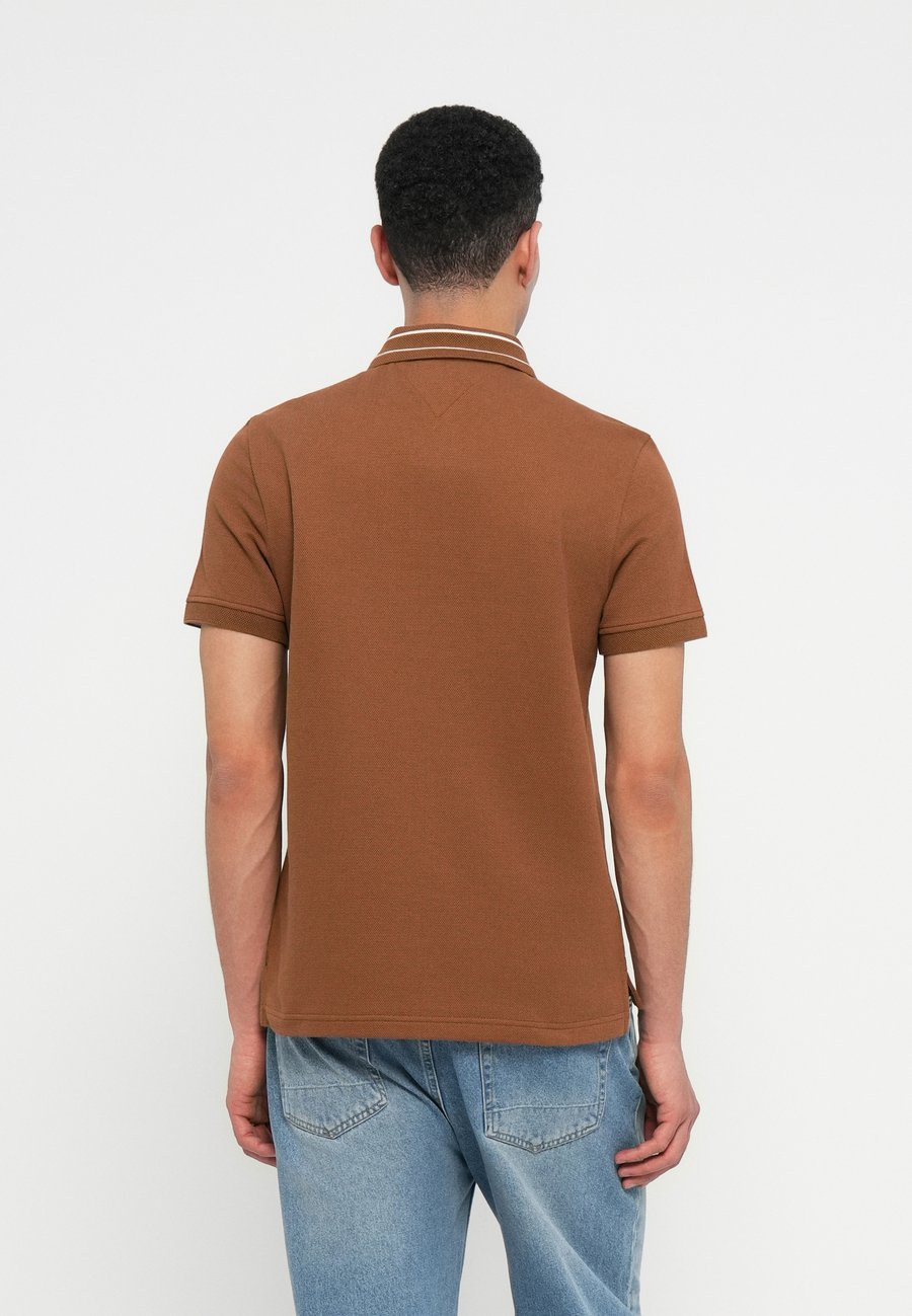 Поло Tommy Hilfiger ARTWORK , Highland Khaki/Brown — фото 3