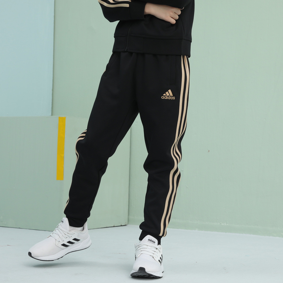 Детские вязаные спортивные штаны Adidas, черный золотой — фото 4