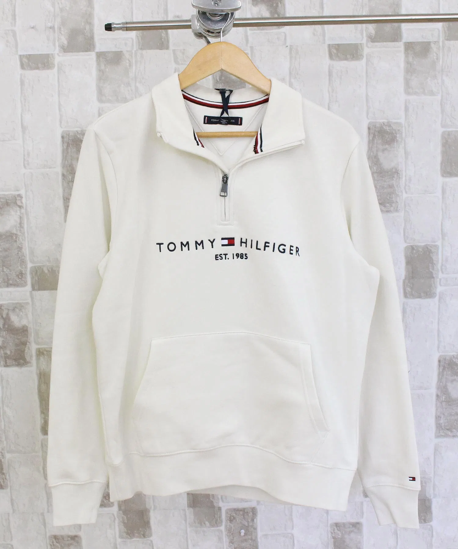 Толстовка с высоким воротником Tommy Logo, флисовая, с застежкой-молнией до середины груди.