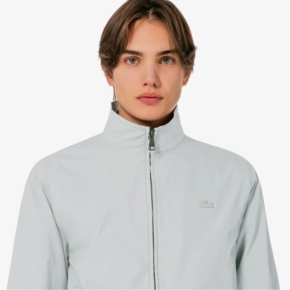 Мужская ветровка с высоким воротником светло-серая от Lacoste — фото 2