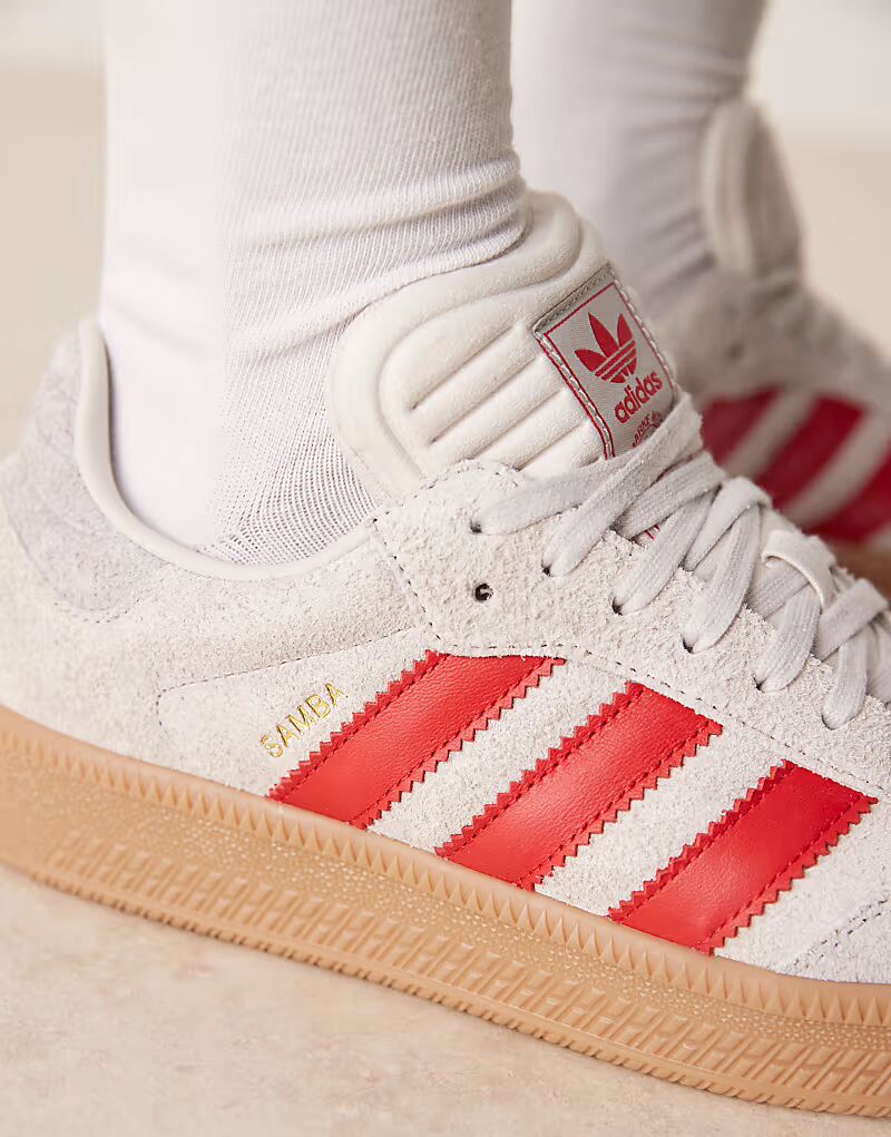 Кроссовки Adidas Originals Samba XLG серого и красного цвета — фото 4