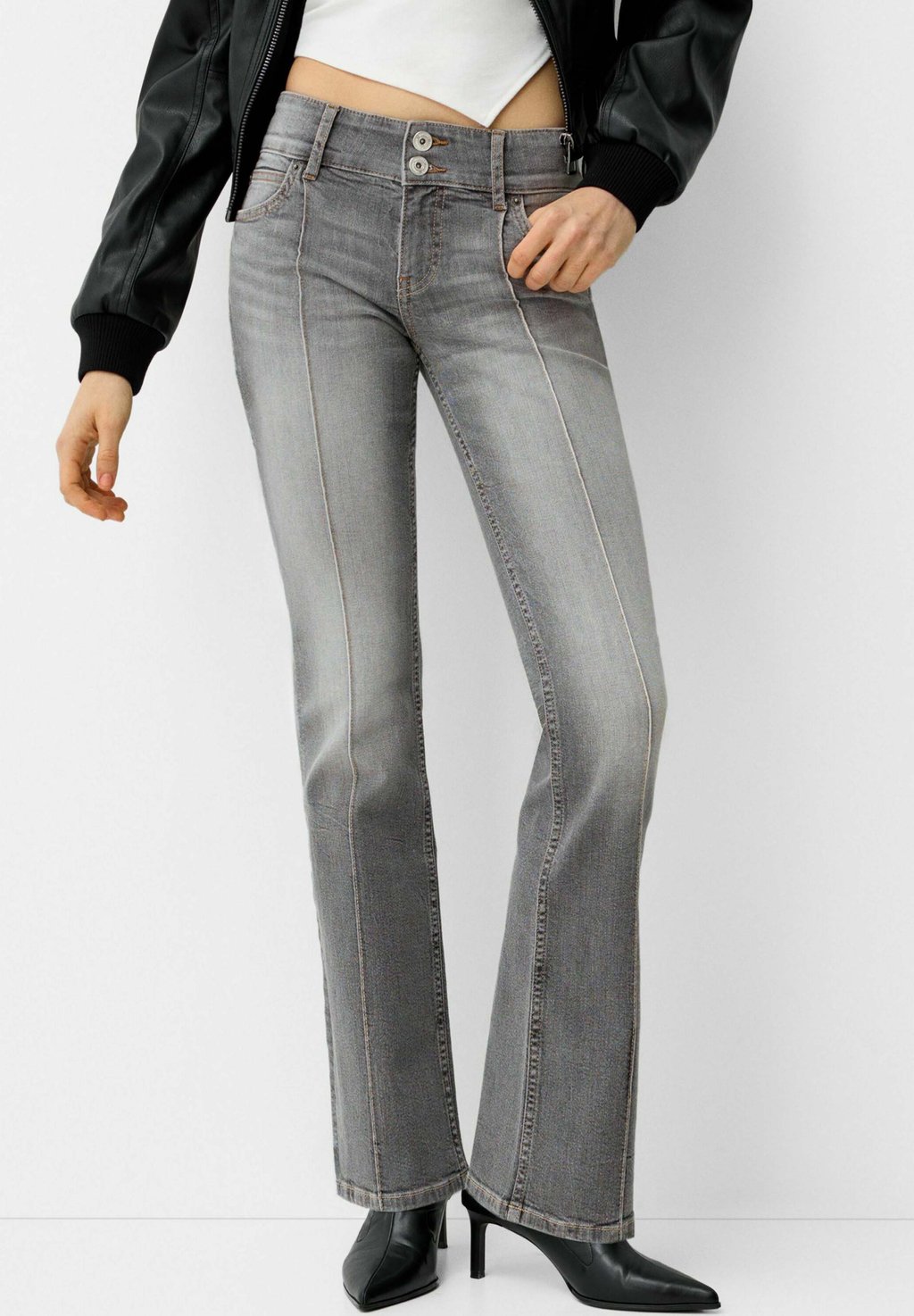 

Джинсы Bootcut Bershka, серый