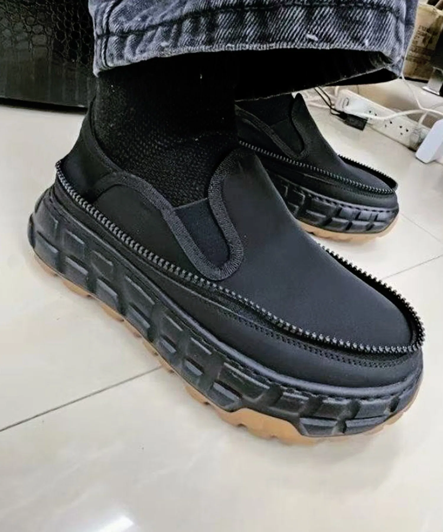 Унисекс слипоны на толстой подошве WESTBOY с молниями чёрные