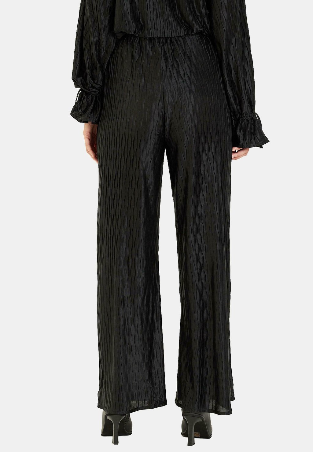 

Брюки PANTALÓN FLUIDO TEXTURA Alma en Pena, черный