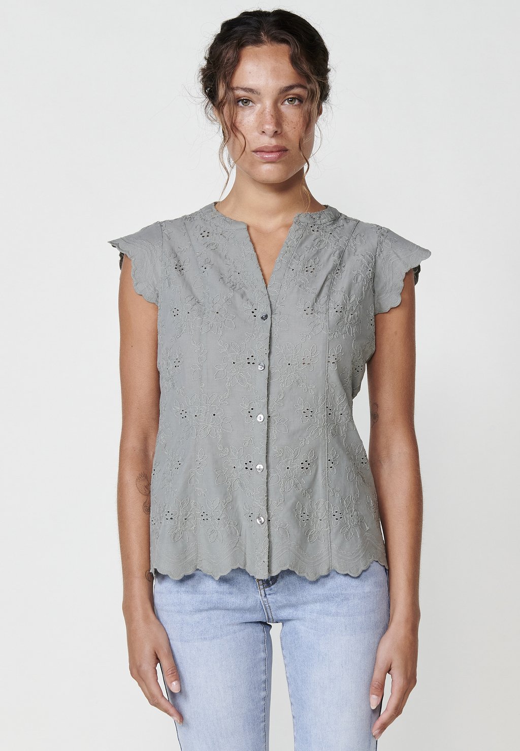 

Блуза SHORT SLEEVE WITH PERFORATED EMBROIDERY Koroshi, серый