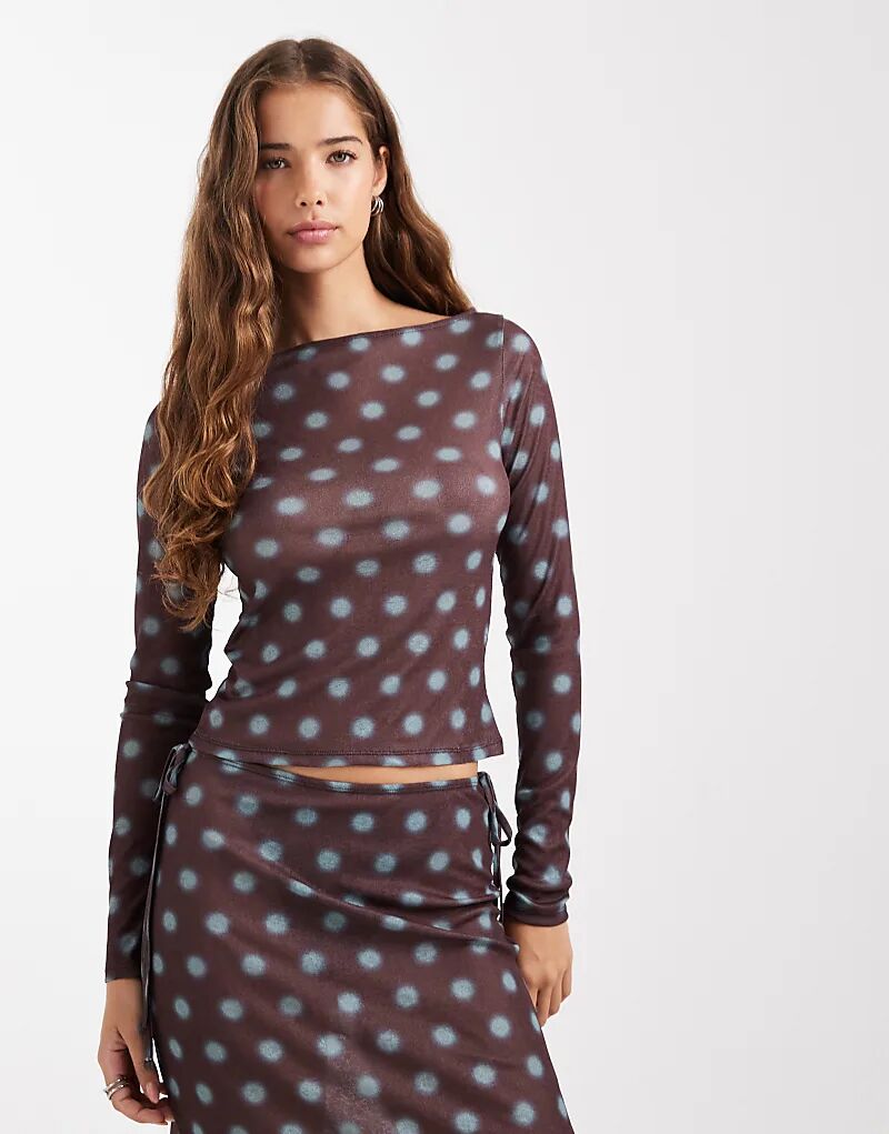 

COLLUSION топ с разрезом на шее и размытыми точками в коричнево-синем цвете