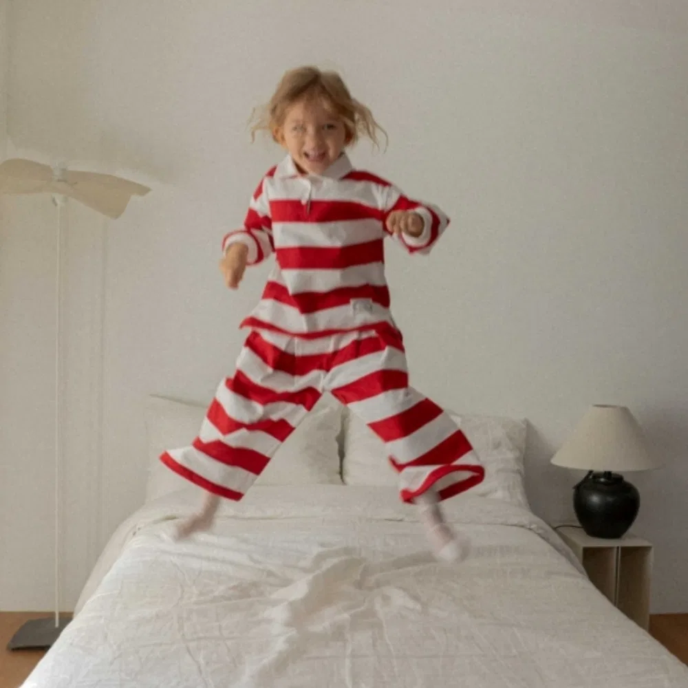 Детский комплект из 2-сторонних брюк London Stripe красный от Oveogu