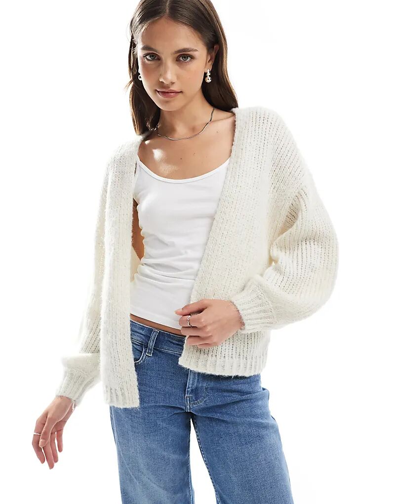 

Мягкий пушистый трикотажный кардиган Vero Moda кремового цвета