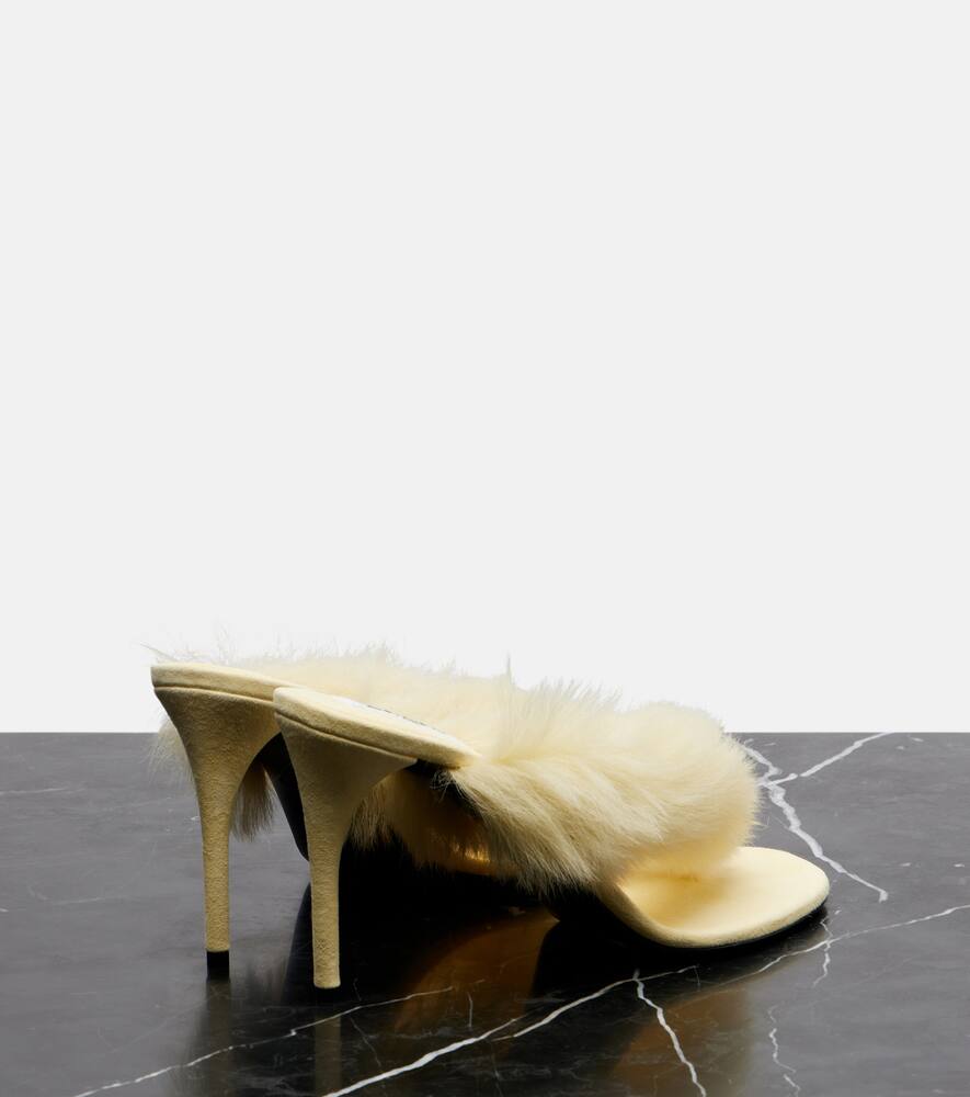 Шлёпанцы-танга из кожи и овчины Alaïa, Jaune Pale — фото 2